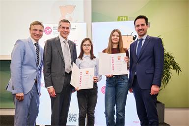OCG-Generalsekretär Ronald Bieber, OCG-Präsident Wilfried Seyruck und Bildungsminister Christoph Wiederkehr gratulierten Bastian Weninger und Emma Kornfeind. 