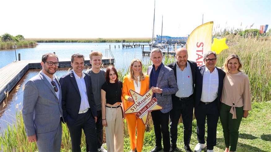 ORF-Sendungsverantwortlicher Florian Illich, Geschäftsführer des Burgenland Tourismus Didi Tunkel, Thorsteinn Einarsson, Emma, Landesrätin Daniela Winkler, Mörbisch-Intendant Alfons Haider, ipImedia-Eigentümer Martin Ramusch, ORF Burgenland-Chefredakteur Walter Schneeberger und Bürgermeisterin von Mörbisch Bettina Zentgraf sind stolz auf das Programm der "Starnacht am Neusiedler See".