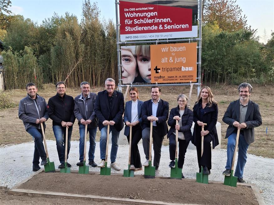 OSG-Chef Alfred Kollar, Bürgermeister Adrian Kubat, OSG-Mitarbeiter und die Verantwortlichen von Tripamer Bau und Holzbau Fürst.