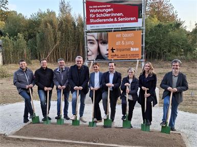 OSG-Chef Alfred Kollar, Bürgermeister Adrian Kubat, OSG-Mitarbeiter und die Verantwortlichen von Tripamer Bau und Holzbau Fürst.