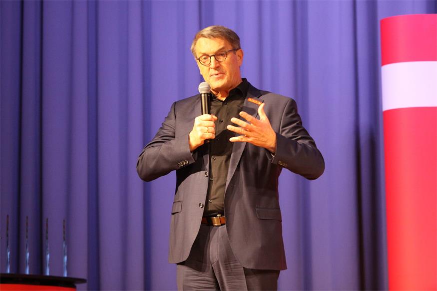 OSG Chef Alfred Kollar ist bei der Ausstellungseröffnung mit dabei.