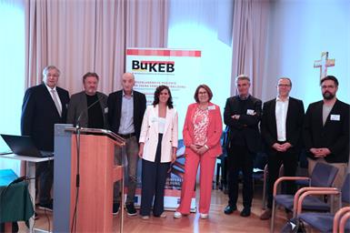 OSR Johannes Fenz, Berufsschuldirektor i.R., HR OSR Alfred Lehner, BEd MA, Bildungsdirektion Burgenland, Walter Reiss, Moderation, Mag.a Kathrin Weinelt, Geschäftsstelle der BUKEB, Dr.in Christine Teuschler, BUKEB-Vorsitzende, Dr. John Evers, KEBÖ, Dr. Eduard Stöger, Statistik Austria und Dr. Jan Niggemann, oieb