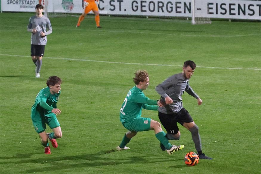 Ob Leotrim Saliji (r.) mit Stotzing nach dem letzten Spieltag weiterhin die Nase vor Kevin Schwacha (l.) und seinen St. Georgenern behält, wird sich zeigen.