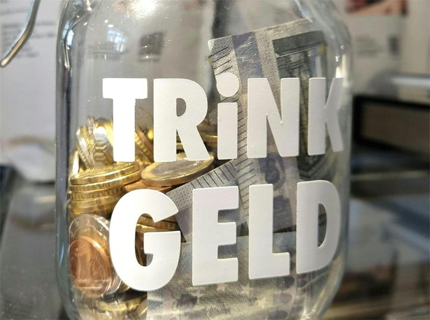 Ob und wie Trinkgeld versteuert bzw. von Abgaben betroffen sein soll, wird derzeit von Politik und Branchenvertretern diskutiert.