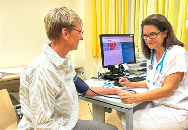 Oberärztin Dr. Nicole Strubreiter, Fachärztin für Innere Medizin, Nephrologie und Geriatrie, nimmt eine Blutdruckmessung bei einer Patientin vor. Für das Bludruckmessen zu Hause empfiehlt sie in ruhiger, entspannter Atmosphäre und an mehreren unterschiedlichen Tagen zu messen.