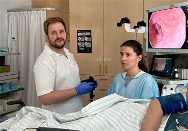 Oberarzt Ákos Krámos und Diplomierte Gesundheits- und Krankenpflegerin Lisa Sommer bei einer Untersuchung.