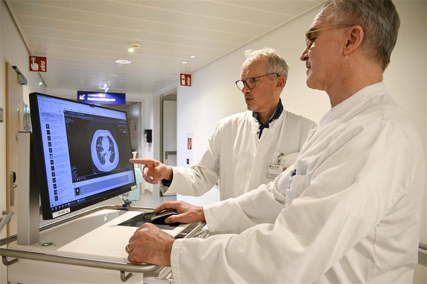 Oberarzt Dr. Markus Korger (l.) und Primar Univ.-Prof. Dr. Andreas Püspök (r.) begutachten ein CT-Bild im Rahmen einer Visite. 