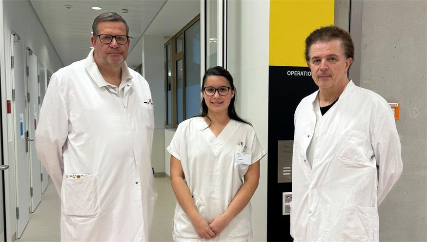 Oberarzt Thomas Niernbaerger, Laura Schermann und Primarius Peter Kornprat konnten in einer zweistündigen OP einen riesigen Tumor entfernen.