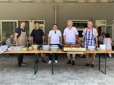 Oberpullendorfs Bürgermeister Johann Heisz (l.), Seniorenbund-Obmann Martin Schmidt (2.v.r.), Gemeindevorstand Christian Wimmer (M.) sowie die Vereinsmitglieder Ludwig Kocsis (2.v.l.) und Anton Gubits (r.) legten mit Hand an.