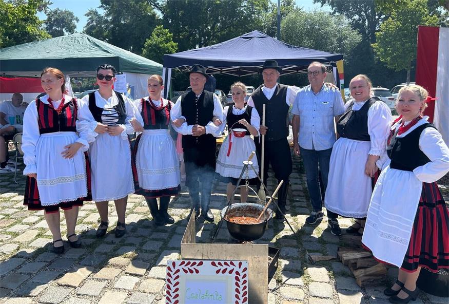 Oberpullendorfs Vizebürgermeister Niki Dominkovits, Vertreter im ungarischen Volksgruppenbeirat, konnte sich gemeinsam mit dem Vorsitzenden der ungarischen Volksgruppe Attila Somogyi ein Bild der gelungenen Veranstaltung machen, bei der auch die Tanzgruppe des Mittelburgenländisch Ungarische Kulturvereins auftrat. 