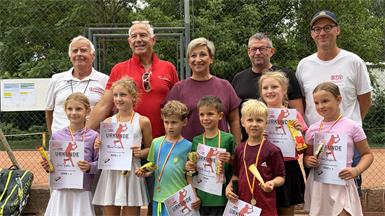 Oberschiedsrichter Gerhard Malainer, ASKÖ TC Mattersburg-Obmann Andreas Ponic, Bürgermeisterin und Landtagsabgeordneter Claudia Schlager, Vorsitzenden des Sportausschusses der Gemeinde Mattersburg Markus Pinter und BTV Kids-Referent Reinhold Koppi (v.l.) mit den Teilnehmern und Teilnehmerinnen des Kids U8-Bewerbs.
