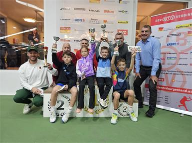 Oberschiedsrichter Gerhard Malainer, Turnierleiter Juri Krocsko, Sportlandesrat Heinrich Dorner und BTV-Präsident Günter Kurz (hinten, v.l.) gratulierten den Landesmeistern Mario Haider-Maurer (Allgemeine Klasse), Luis Hassler (Boys U9), Rebeka Tamasi (Girls U9), Lian Apostel-Weber (Boys U8) und Tim Haider-Maurer (Boys U11, vorne, v.l.). 