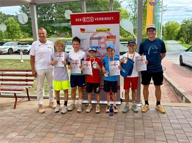 Oberschiedsrichter Hans-Peter Hadek (l.) und Turnierleiter Patrick Passegger (r.) mit den U12-Burschen Denny Graf, Michael Ehrnhöfer, Samuel Fink, Felix Binder und Tim Haider-Maurer.