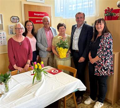 Oberwarts SPÖ-Vizebürgermeister Michael Leitgeb (3.v.l.) überreichte gemeinsam mit Ersatz-Gemeinderätin Gyöngver Koch (2.v.l.) und Liane Auer (r.) von den SPÖ Frauen Oberwart einen Blumenstock an Obfrau Renate Salamon (3.v.r.). Mit ihnen am Foto: Irene Doplander (l.) und Landtagsabgeordneter Christian Drobits (2.v.r.).