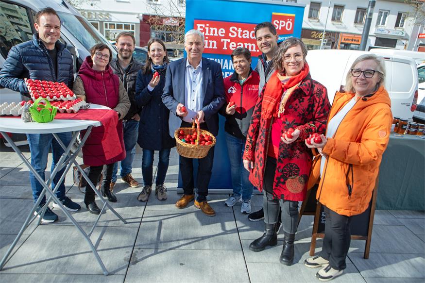 Oberwarts Vizebürgermeister Michael Leitgeb (5.v.r.) teilte gemeinsam mit dem Team der SPÖ Oberwart Ostereier am Bauernmarkt in Oberwart aus. Am Foto von links: Stadtrat Mag. Marc Seper, MSc, Ulli Traxler, Gemeinderat DI Stefan Pongracz, Mag.a phil. Susanne Sterniczky, Vizebürgermeister Michael Leitgeb, Gemeinderätin Mag.a (FH) Ute Wagner, Landtagsabgeordneter, Stadtrat Mag. Christian Dax, LL.M, BA, Stadtpartei-Geschäftsführerin und SPÖ Oberwart-Frauenvorsitzende MMag.a Dr.in Verena Liszt-Rohlf sowie Christine Schober.