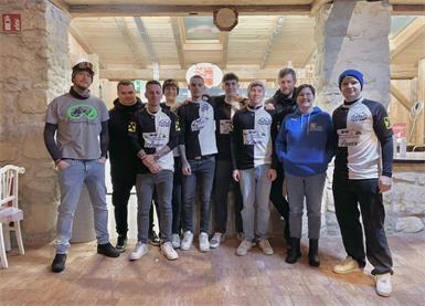 Obfrau Bianca Fellinger (2.v.r.), Sektionsleiter Michael Steiner (3.v.r.) und die Spieler des Fußballvereins freuten sich über das gelungene Fest.