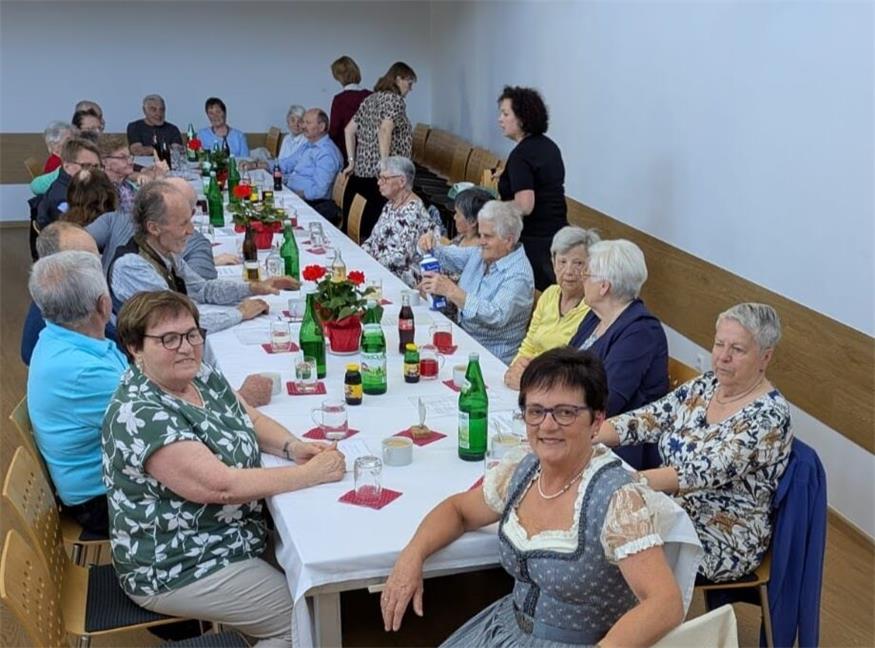Obfrau Hedwig Stifter (vorne) konnte sich über eine gut besuchte Muttertags-/Vatertagsfeier freuen.