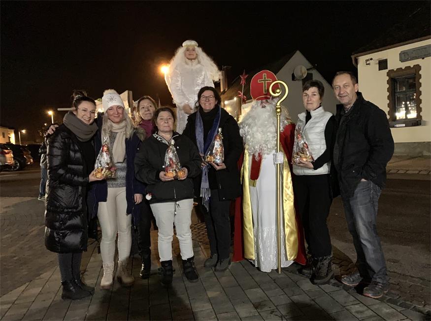 Obfrau Nicole Wallner-Wessely und die Mitglieder des Verschönerungsvereins sorgten für einen festlichen Nikolotag.