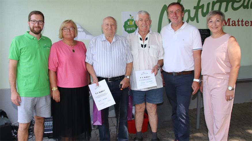 Obfrau-Stellvertreter Martin Aufner, Obfrau Sophia Wilfing, Naturfreunde-Landesobmann Christian Drobits und Bürgermeisterin Claudia Schlager zeichneten Karl Aufner senior (3.v.l.) und Michael Hanbauer (3.v.r.) aus.
