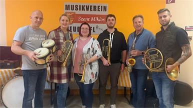 Obfrau Susanne Szigethi-Dentinger (3. v. l.) mit Dieter, Birgit, Moritz, Erich und Thomas beim ersten Musikantenflohmarkt des MV Szent Miklos in Neudörfl