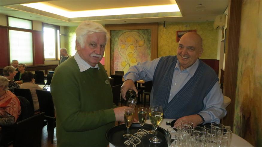 Obmann Albert Maschler schenkte auch Kassier Helmut Bucher ein Glaserl Wein ein.