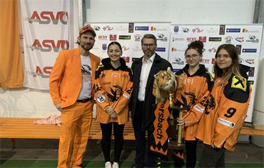 Obmann Andreas Freiberger, Rosa Janisch, Direktor Chris Wagner, Enya Spulak und Anna Ofner freuen sich über die Kooperation mit der HAK Stegersbach.