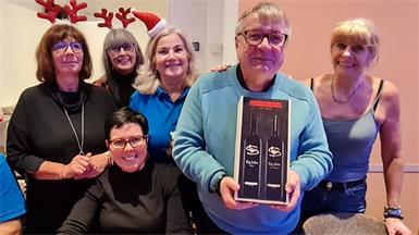 Obmann Hans Lohr bekam bei der Abschlussveranstaltung 2025 für seinen Einsatz das ganze Jahr hinweg zwei Flaschen Wein von seinem fleißigen Team - Nicole, Traude, Margret, Gabi und Martina - überreicht.