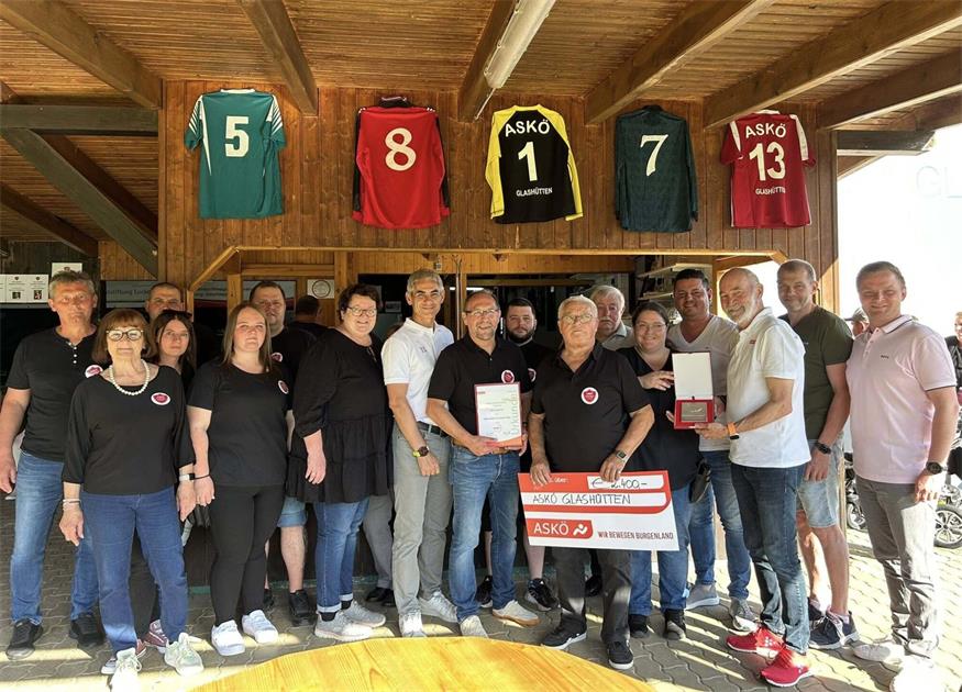 Obmann Herbert Wendl und sein Team konnten zum Jubiläum auch 2.400 Euro vom ASKÖ, vertreten durch Vizepräsident Peter Heger und Vorstandsmitglied Thomas Schlager, sowie Glückwünsche der Marktgemeinde Lockenhaus rund um Bürgermeister Michael Kefeder, Vize Christoph Frühstück und Ortsvorsteher Rene Stifter entgegennehmen. Landeshauptmann Hans Peter Doskozil übermittelte dem jubilierenden Verein ebenfalls die besten Wünsche und stellte eine Jubiläumsgabe in Höhe von 5.000 Euro in Aussicht.