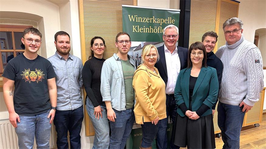 Obmann Lukas Plöckinger, Kapellmeister Sebastian Pfann und der Vorstand der Winzerkapelle freute sich über Besuch von Bürgermeister Thomas Steiner, Stadtbezirksvorsteher Josef Weidinger, Stadträtin Birgit Tallian und Gemeinderätin Ruth Klinger-Zechmeister bei ihrer Mitgliederversammlung am vergangenen Wochenende.