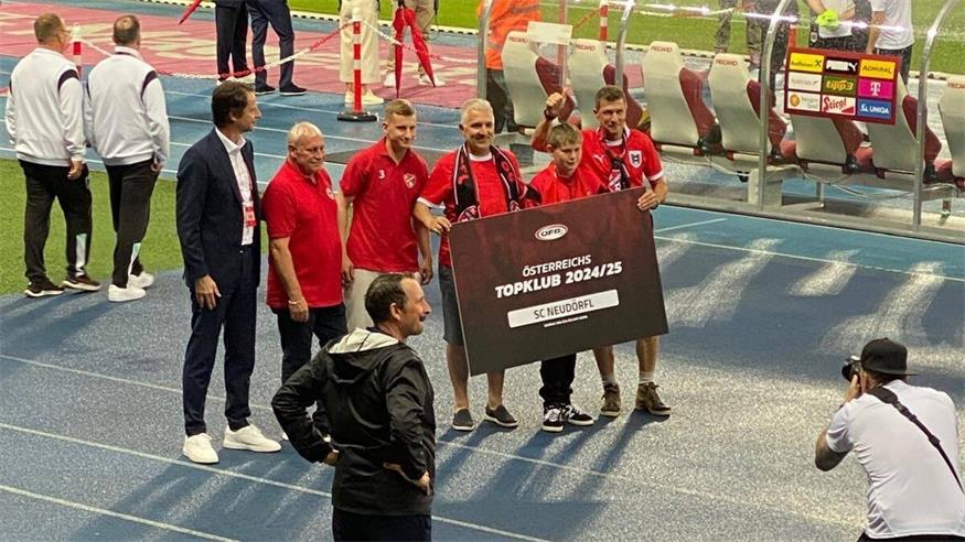 Obmann Mike Schügerl (r.), sein Stellvertreter Wolfgang Hajek (Mitte), Gerhard Kiraly (Obmann des AHC Neudörfl, 2. v. l.), Nachwuchsspieler Paul und Mani Reisner von der Ersten durften mit ÖFB-Sportdirektor Peter Schöttl fast bis aufs Spielfeld des Happel-Stadions, um die Ehrung entgegen zu nehmen.