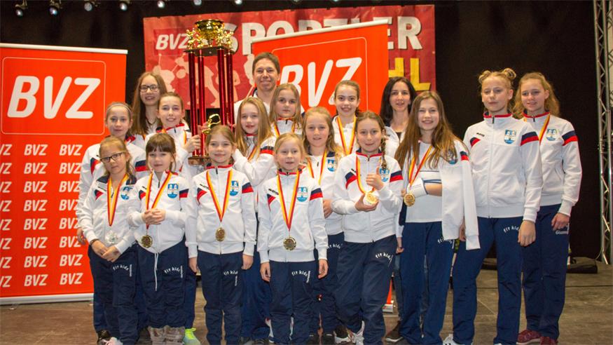 Obmann Stefan Stacherl und das Dance Team Oggau mit dem BVZ Martini in der Kategorie Sport.