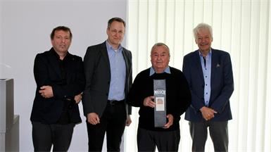 Obmann-Stellvertreter Herbert Zarits, Bürgermeister Frank Wiemer, Ehrenobmann Johann Höher und der neu gewählte Obmann Adalbert Endl im Gemeindezentrum in Antau. 