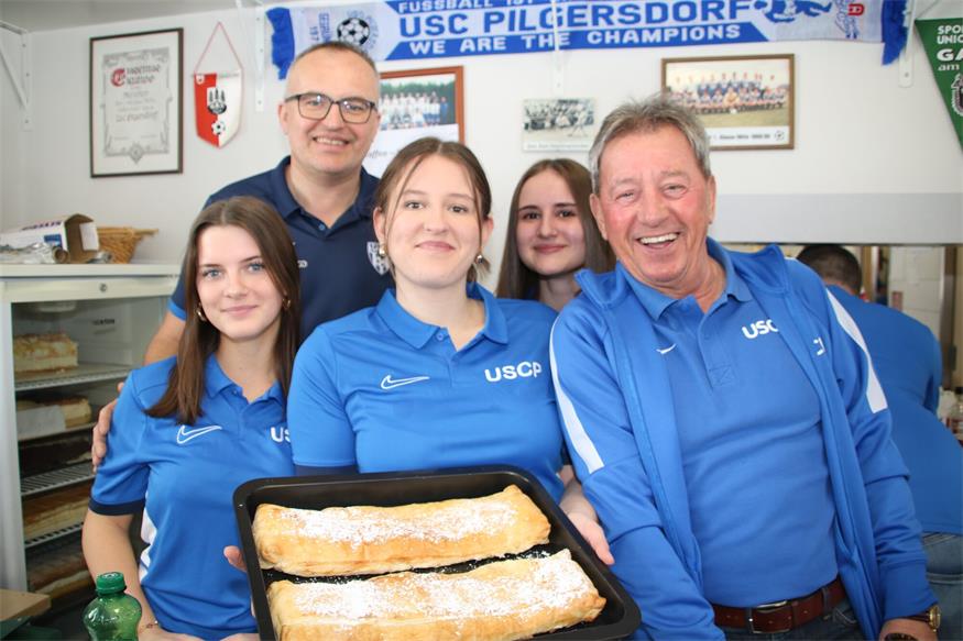 Obmann Thomas Schlögl und Fritz Reidinger waren mit dem Serviertablett unterwegs, während Nina Kager, Hannah Schmall und Miriam Renner die Mehlspeisbar „schupften“.