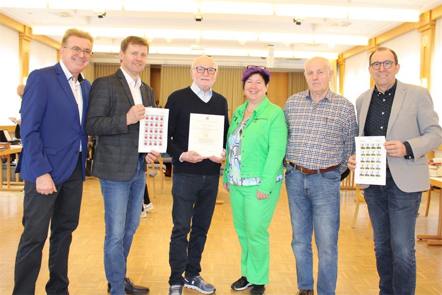 Obmann Werner Schöll, Bürgermeister Johann Heisz, Briefmarkensammler Josef Payer aus Neutal, der mit dem Goldenen Ehrenzeichen ausgezeichnet wurde, Vizebürgermeisterin Christina Köppel, Obmannstellvertreter Otto Niemandsfreund und Vizebürgermeister Nikolaus Dominkovits.