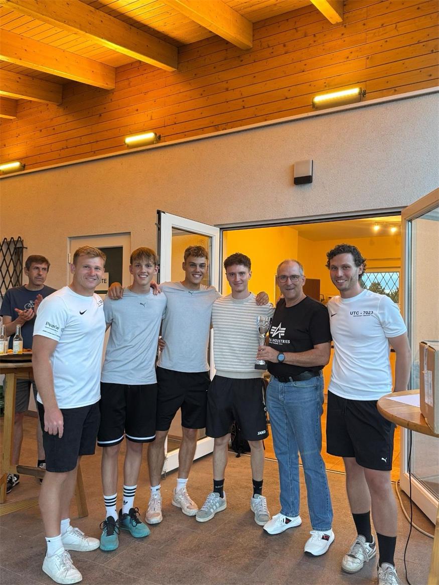Obmann Wilhelm Schreiner, die Finalisten Tobias und Thomas Pawle, das Gewinnerteam Lukas und Johann Pinter und Turnierleiter Fredl.