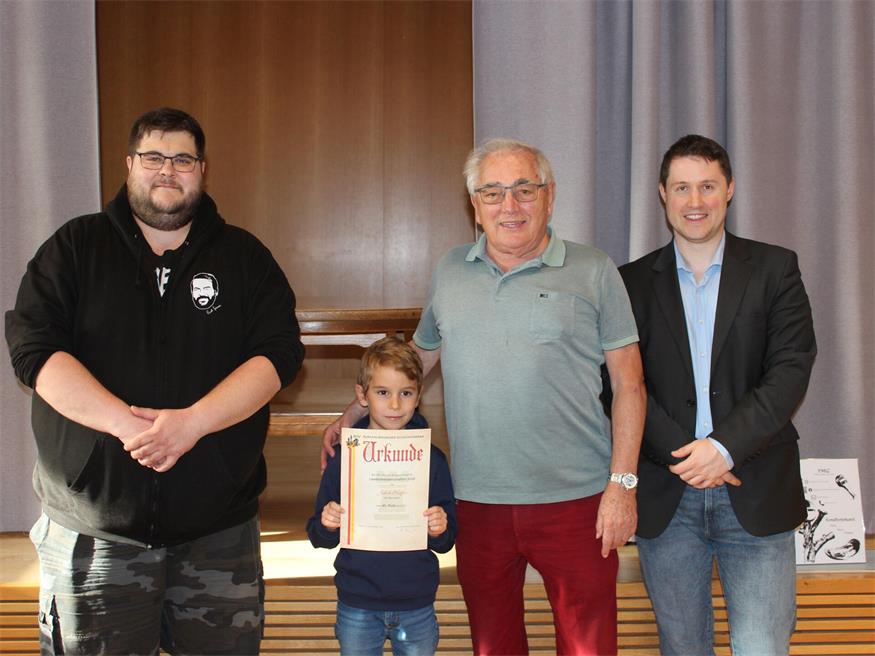 Obmann des SV Union Raiding Stefan Schekolin und Michael Heiny, Präsident des Burgenländischen Schachverbands, mit dem jüngsten Teilnehmer Jakob Hupfer (7 Jahre) und dem ältesten Teilnehmer Lorenz Karall (88 Jahre) der Landesmeisterschaft.