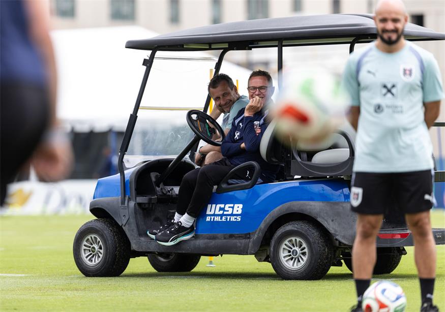ÖFB-Teamchef Ralf Rangnick auf dem Beobachtungsposten mit seinem persönlichen Schatten in Form von Pressesprecher Thomas Trukesitz.