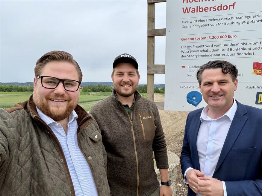 ÖVP-Landesparteiobmann Nationalrat Christoph Zarits und Stadtparteiobmann von Mattersburg Stadtrat Thomas Haffer beim Lokalaugenschein beim Hochwasserschutzprojekt in Walbersdorf.
