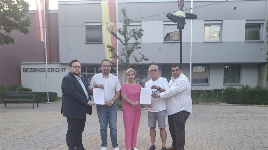 ÖVP-Obmann Thomas Haffer, SPÖ-Obmann Thomas Nikles, SPÖ-Bürgermeisterin Claudia Schlager, Klaus Jelinek (Grüne) und Markus Mrkonjic (FPÖ) sprechen sich für den Erhalt des Bezirksgerichtes aus.