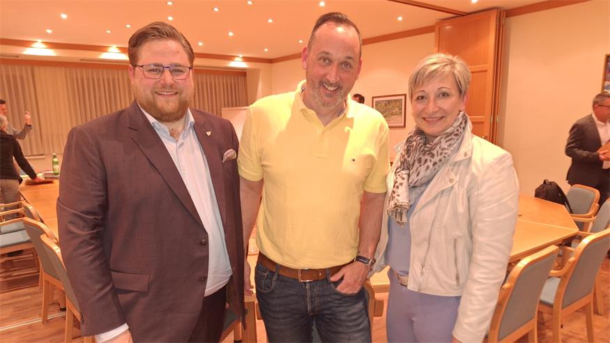 ÖVP-Obmann Thomas Haffer (l.) und SPÖ-Bürgermeisterin Claudia Schlager bedankten sich bei Peter Pregl für die 