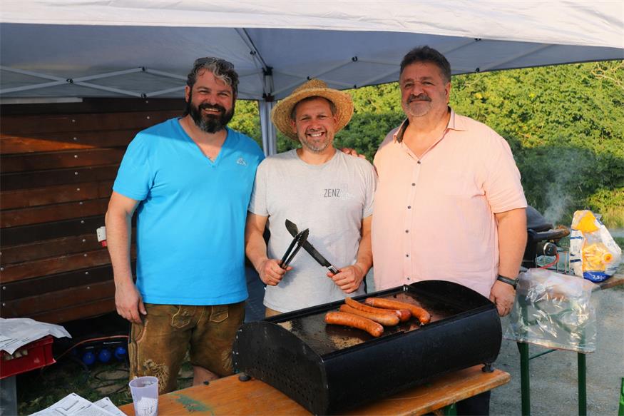 ÖVP-Ortsparteivorsitzender Gemeindevorstand Dominik Strümpf, Grillmeister ÖVP-Gemeinderat Roman Zenz und ÖVP-Gemeinderat Josef Plesskott konnten zahlreiche Gäste bei der Sonnwendfeier begrüßen. 