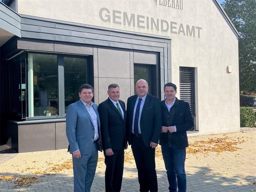ÖVP-Regionalmanger Emmerich Zax, Bürgermeister a.D. Johann Weber, Eberaus neuer Ortschef Jürgen Pree und Landesparteiobmann Christoph Zarits vor dem Gemeindeamt.