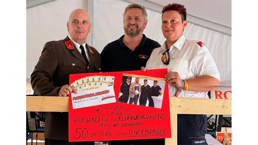 ÖVP-Vizebürgermeister Oliver Biringer überreichte beim Jubiläumsfest der Feuerwehr Neustift an der Rosalia eine kleine Anerkennung für die Feuerwehrjugend im Wert von 1.000 Euro an Kommandant HBI Johannes Welles und Jugendleiterin OBM Bettina Gebhardt.
