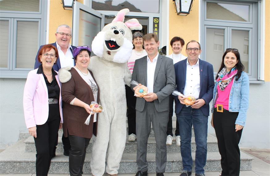 Österlicher Besuch. Stadträtin Gerlinde Heger, Gemeinderat Herbert Ohr, Obfrau Vizebürgermeisterin Christina Köppel, Ingeborg Schoberwalter, Bürgermeister Johann Heisz, Franzsika Renner, Vizebürgermeister Nikolaus Dominkovits und Stadträtin Eva Maria Kneisz mit dem Osterhasen.