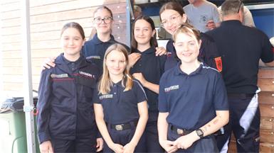 Ohne Mithilfe der Feuerwehrjugend müssten die Gäste bedeutend länger auf das Essen und ihre Getränke warten. Unter anderem Amelie, Nico, Viktoria, Elina, Emma und Theresa waren sehr fleißig.