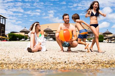 Ohne was zu zahlen, können die Kinder - falls sie ihr Zeugnis mitbringen - am Strand beim hauseigenen Badesee herumtollen.