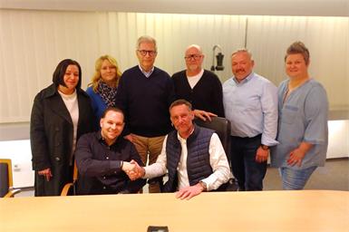 Oliver Egert mit Bürgermeister Andreas Kacsits, Vizebürgermeister Jürgen Hofer und den Gemeindevorständen Eva Heidenreich, Nicole Gulyas, Manfred Kölly, Jan Müller und Monika Steinwenker. 