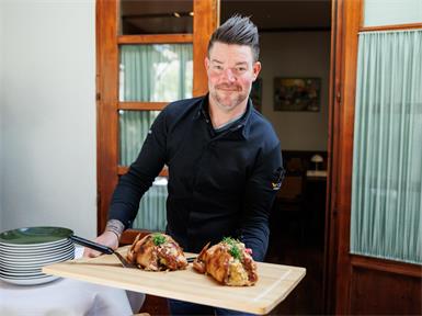 Oliver Wiegand: Der Küchenschef im Stadtgasthaus zum Nyikospark darf sich über zwei Hauben freuen.