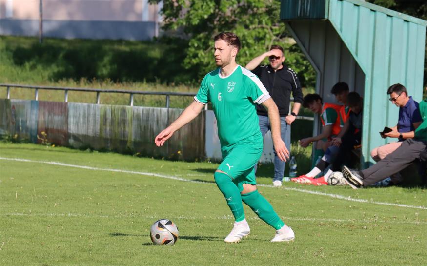 Ollersdorf (im Bild Mark Varga) jubelte über ein 4:0 gegen Wallendorf-Mogersdorf.