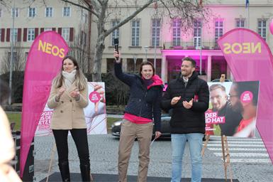 Optimistisch im Finale. NEOS-Spitzenkandidat Christoph Schneider mit Listenzweiter Stani Frank (l.) und Landesgeschäftsführerin Sylvia Neuherz.